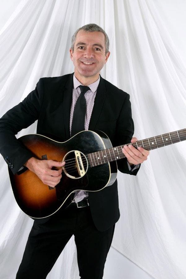 Darren Scott in formal dress for a wedding booking